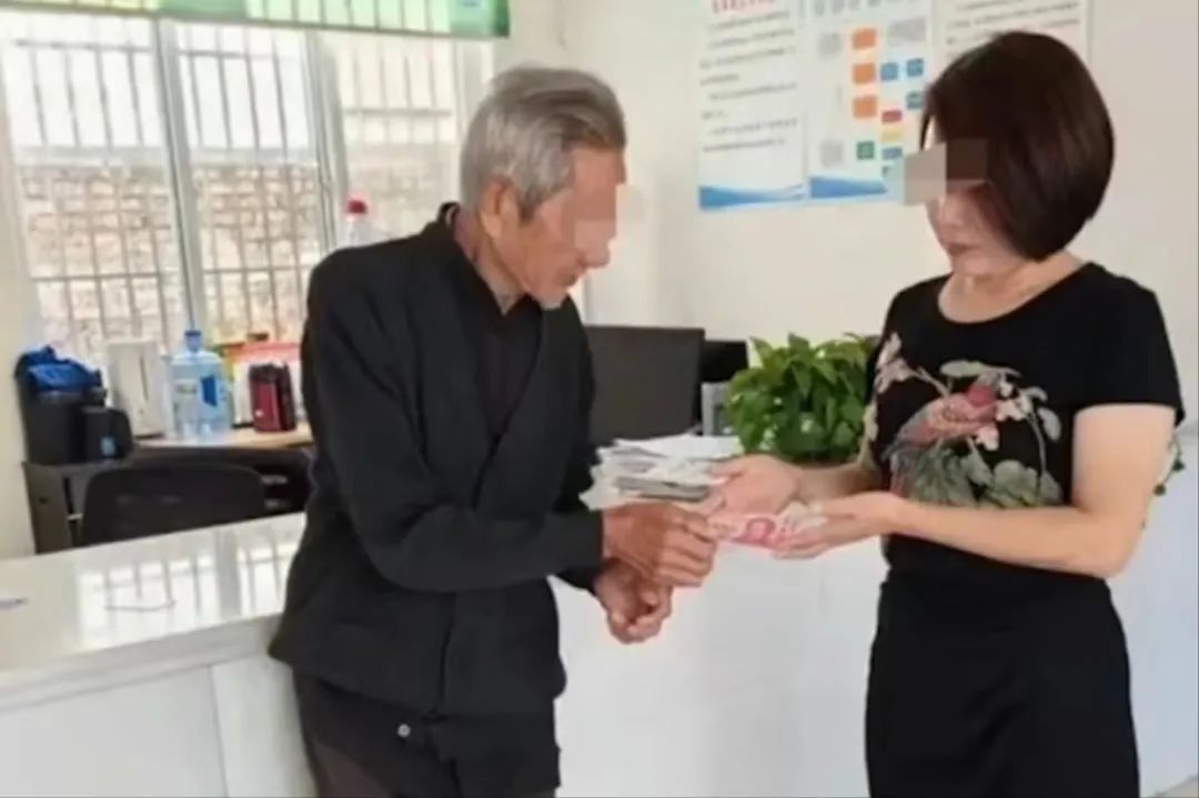 因焚烧秸秆，92岁老汉被罚写检讨，官方：登门致歉